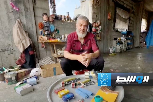 الفنان مهدي كريرة يُدخل البهجة على أطفال غزة ويصنع الدمى من بقايا المساعدات (فيديو)