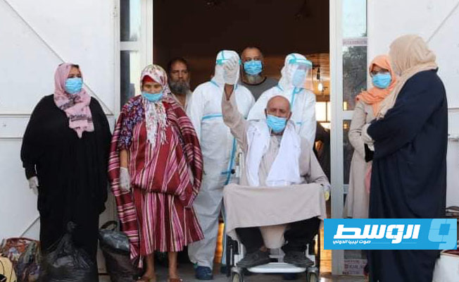 جانب من استقبال المصابين بفيروس كورونا في طبرق بعد خروجهم من الحجر الصحي. (اللجنة الطبية الاستشارية)