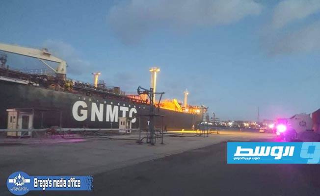 ناقلة الوقود على رصيف ميناء طرابلس. الاثنين 14 ديسمبر 2020. (شركة البريقة لتسويق النفط)