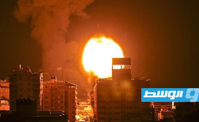 غارات إسرائيلية على غزة ردا على «البالونات الحارقة»