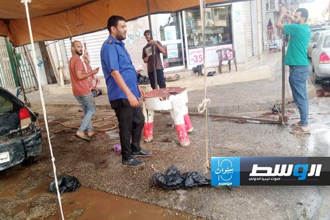 حملات نظافة لإزالة آثار الأضاحي من شوارع بنغازي (صور)