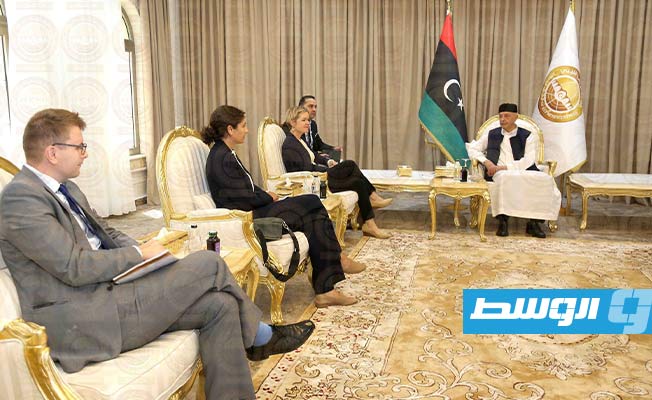 لقاء عقيلة مع السفيرة البريطانية لدى ليبيا بمقر إقامته في القبة. (المركز الإعلامي لرئيس مجلس النواب)