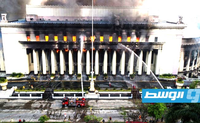 حريق هائل يدمر مبنى البريد التاريخي في مانيلا