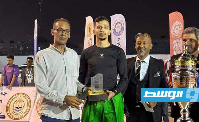 لاعب جامعة طرابلس عمر شويطر الفائز بجائزة أفضل لاعب في البطولة. (فيسبوك)