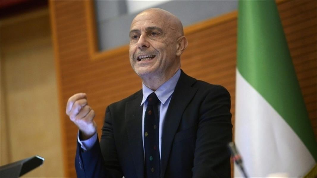 وزير داخلية إيطاليا الأسبق يدعو إلى مساعدة ليبيا إنسانيا وإخلاء المهاجرين منها