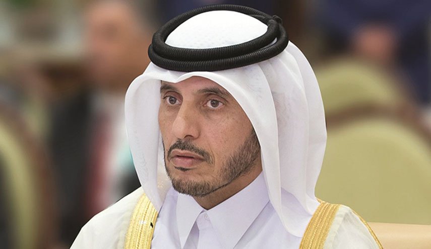 لحظة استقبال الملك سلمان لمندوب قطر في القمة الخليجية الطارئة