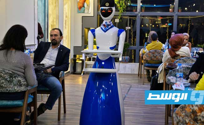 روبوتات تنقل زبائن مطعم بالموصل في رحلة نحو المستقبل