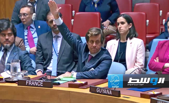 مندوب فرنسا بمجلس الأمن يصوت لمصلحة قرار تمديد فرض حظر السلاح على ليبيا، 31 مايو 2024. (صورة مثبتة من فيديو: مجلس الأمن)