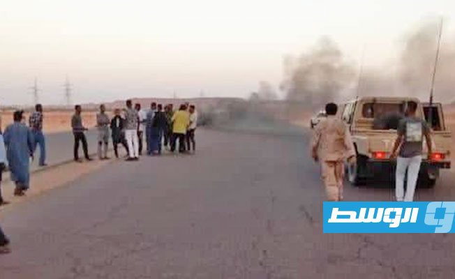شباب منطقة الفجيج بخط الوادي يغلقون الطريق أمام السيارات المتجهة إلى الحقول النفطية