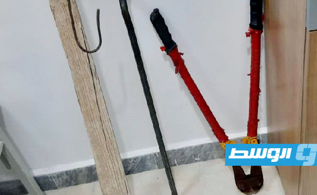 أدوات مستخدمة في سرقة أسلاك كهربائية في بنغازي، 17 يونيو 2023. (وزارة الداخلية)