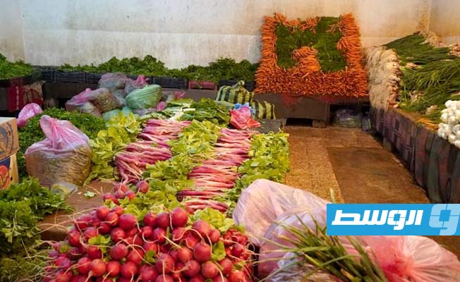 علي العابد يتفقد سوق الخضراورات والفواكه في جنزور، 15 أبريل 2022. (وزارة الاقتصاد والتجارة)