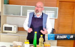السفير البريطاني يطبخ المبطن (فيديو)