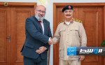 حفتر يبحث مع السفير البريطاني التطورات السياسية في ليبيا