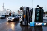 انقلاب شاحنة يربك حركة المرور بطريق مستشفى الخضراء في طرابلس