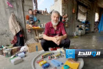 الفنان مهدي كريرة يُدخل البهجة على أطفال غزة ويصنع الدمى من بقايا المساعدات (فيديو)