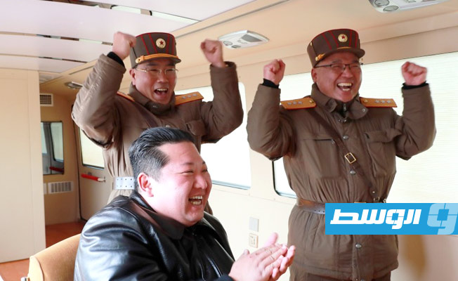 زعيم كوريا الشمالية يحتفل رفقة عسكريين بعملية إطلاق الصاروخ. (وكالة أنباء كوريا الشمالية)