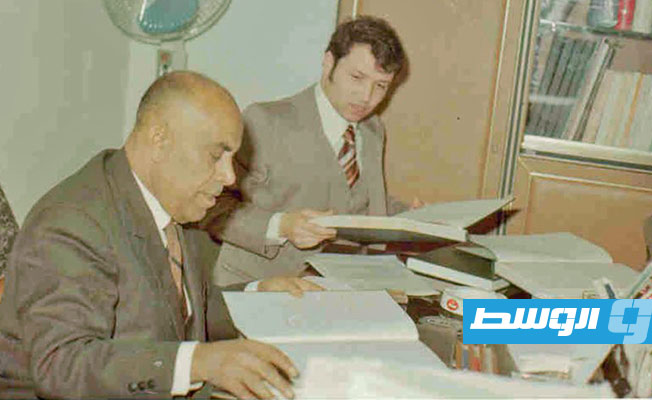 الأستاذ محمد السعداوية ومحمد العفاس أثناء قترة عمله بليبيا للتأمين