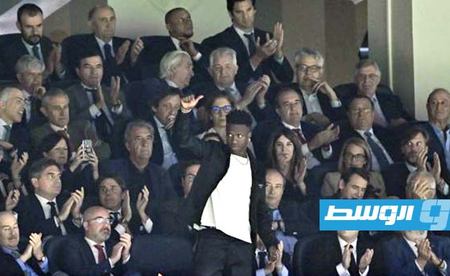 فينيسيوس جونيور يحي الجماهير الحاضرة في ملعب اللقاء بين ريال مدريد ورايو فايكانو بالدوري الإسباني، 24 مايو 2023. (الإنترنت)