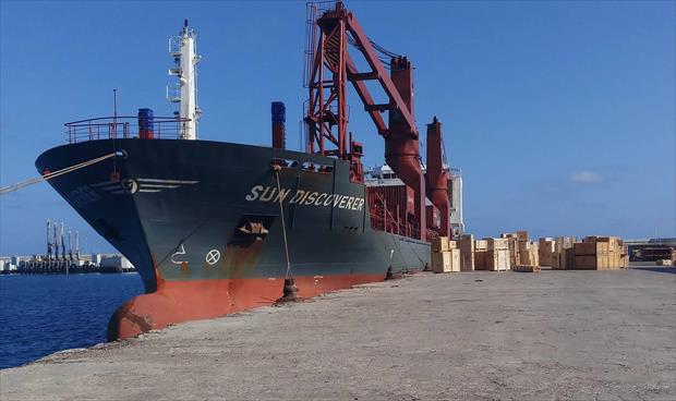 السفينه التجارية الخاصة بالشركات النفطية خلال وصولها ميناء مرسى البريقة. (الصفحة الرسمية للميناء)