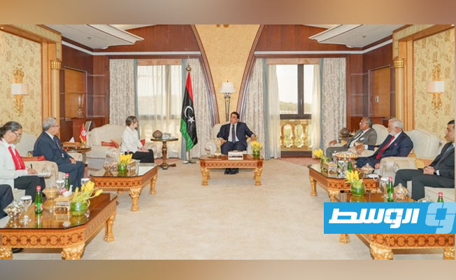 رئيس المجلس الرئاسي محمد المنفي ورئيسة الحكومة التونسية نجلاء بودن خلال لقاء في مقر إقامته بالرياض، 25 أكتوبر 2021. (المجلس الرئاسي)