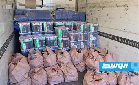 توزيع مساعدات على المشردين واللاجئين وطالبي اللجوء في ليبيا, 3 مايو 2020. (مفوضية شؤون اللاجئين)