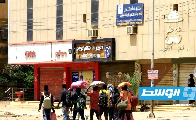 اشتباكات الخرطوم: السودانيون تحت النيران مع انقطاع الماء والكهرباء وشح المؤن