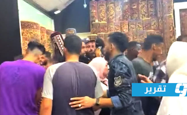 زحام على شراء السجاد في أحد متاجر العاصمة طرابلس التي أتاحت تخفيضات كبيرة للمواطنين. (لقطة مثبتة من تسجيل مصور)