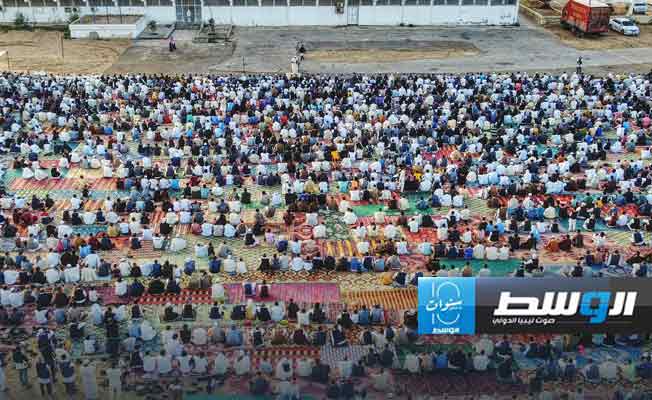 المئات يؤدون صلاة العيد في ساحة مسجد زوارة الكبير، 16 يونيو 2024. (صفحة البلدية على فيسبوك)