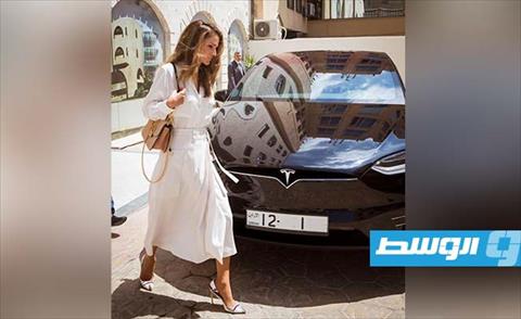 ظهرت الملكة رانيا مع مجموعة من السيارات الفخمة أشهرها «تسلا إكس» الكهربائية (الإنترنت)