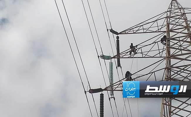 من أعمال إصلاح الشبكة الكهربائية في المنطقة الشرقية. (أرشيفية: الشركة العامة للكهرباء)