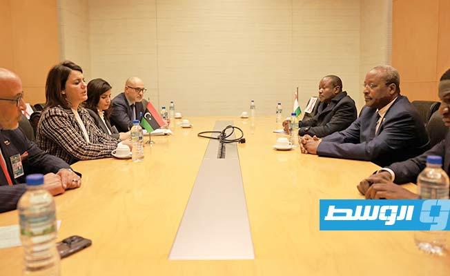 لقاء المنقوش مع وزير الدولة للشؤون الخارجية والتعاون الدولي لجمهورية النيجر هاسومي ماسودو في أديس أبابا، الأربعاء 15 فبراير 2023. (وزارة الخارجية)
