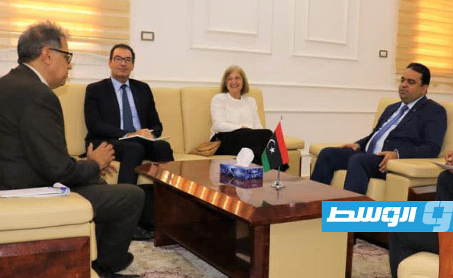 جانب من لقاء وزير العمل والتأهيل بحكومة الوحدة الوطنية الموقتة مع سفيرة فرنسا لدى ليبيا (صفحة الوزارة على فيسبوك)