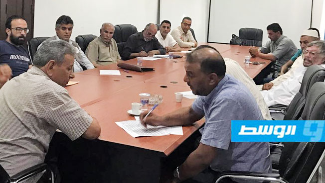 بلدية طبرق تبحث مطالب الشركات المنفذة لمشاريع المرافق والبنية التحتية