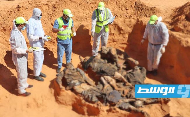 عملية انتشال جثامين من إحدى المقابر الجماعية المكتشفة بمشروع الربط في ترهونة. (الهيئة العامة للبحث والتعرف على المفقودين)