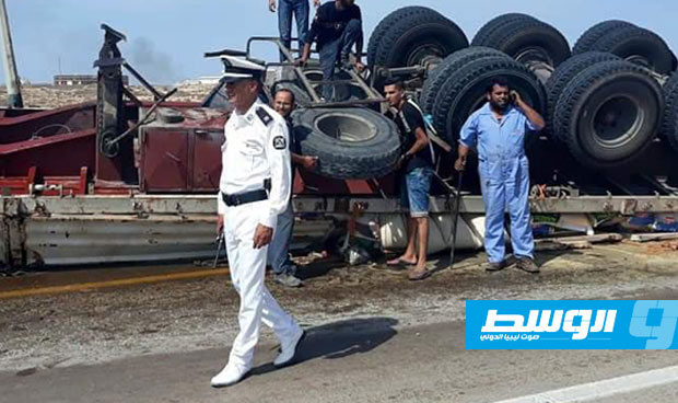 انقلاب شاحنة محملة بالأرز على طريق مرسى البريقة