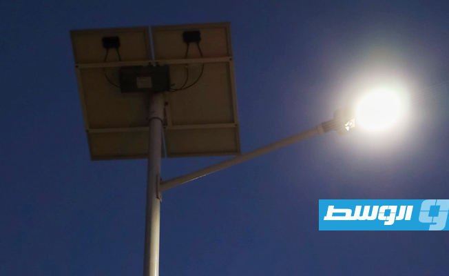أعمدة إنارة تعمل بالطاقة الشمسية على طول الشارع الرئيسي في منطقة المشاي في تاجوراء. (سفارة الولايات المتحدة لدى ليبيا)