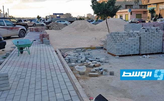 بلدية طبرق تبدأ ترميم وصيانة الأرصفة وسط المدينة