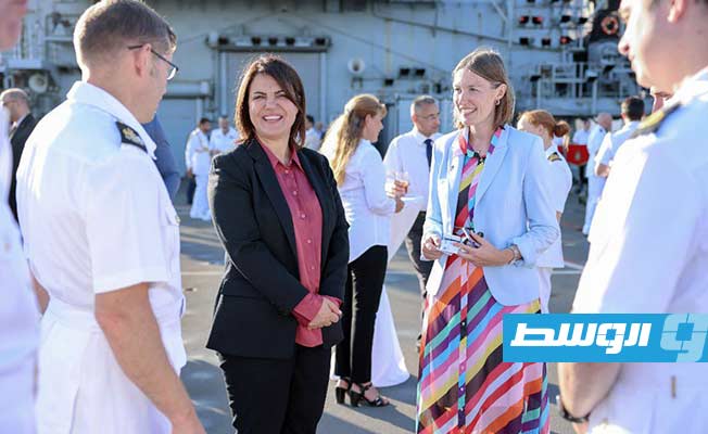المنقوش مع السفيرة البريطانية على متن السفينة الحربية «إتش إم سي» في طرابلس، الأربعاء 28 سبتمبر 2022. (حساب المنقوش على تويتر)