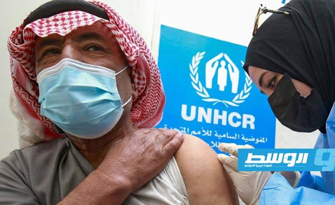 الأردن يفتتح مركزا للتلقيح ضد فيروس كورونا داخل مخيم للاجئين السوريين