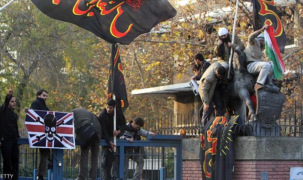 تظاهرات وإحراق العلم البريطاني أمام السفارة البريطانية في إيران