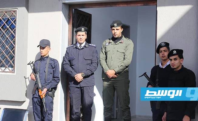 عناصر الشرطة بنقطة الأمن بمستشفى المقريف في أجدابيا. (الإنترنت)