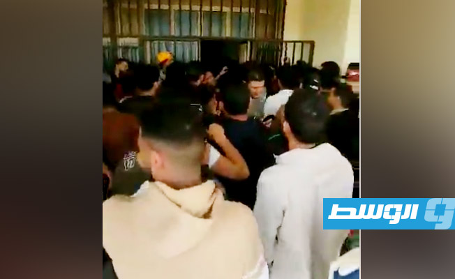 جانب من الاحتجاجات على زيارة وزير الشباب بحكومة الدبيبة لمركز انتخابي ببني وليد. (صورة من فيديو: الإنترنت)
