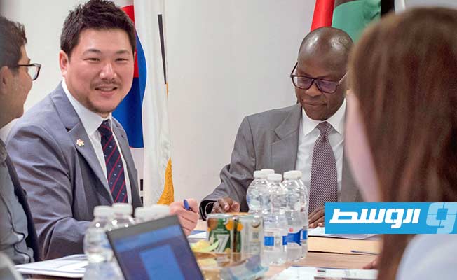 جانب من اجتماع ممثلين عن برنامج الأمم المتحدة الإنمائي مع المركز الكوري الليبي (صفحة البرنامج على فيسبوك)
