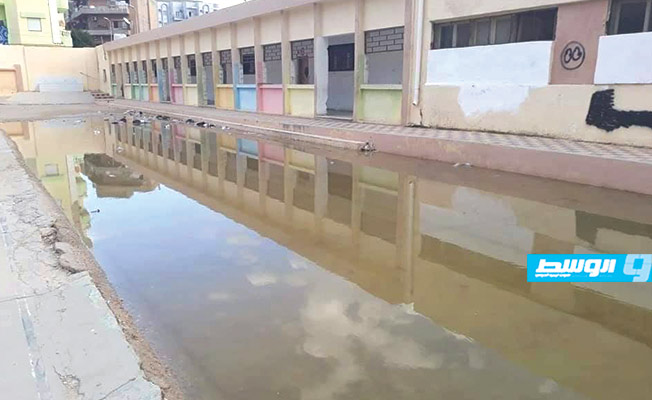 فيضان مياه المجاري يتسبب في إيقاف الدراسة بإحدى مدارس طبرق