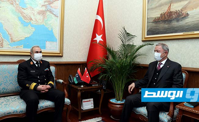 من استقبال آكار في تركيا لقائد البحرية الليبية، 15 فبراير 2022. (وزارة الدفاع التركية)