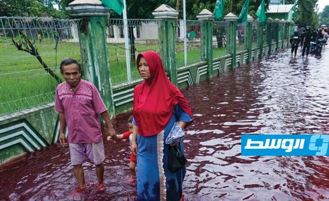 مياه «حمراء» تغمر شوارع مدينة بيكالونغان بإندونيسيا