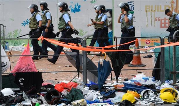 مناوشات بين الشرطة ومتظاهرين في هونغ كونغ وإغلاق المكاتب الحكومية