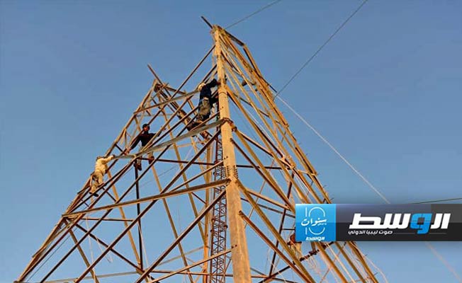 من أعمال مد أسلاك كهرباء على خط الرويس - أبوعرقوب، 29 يونيو 2024. (شركة الكهرباء)