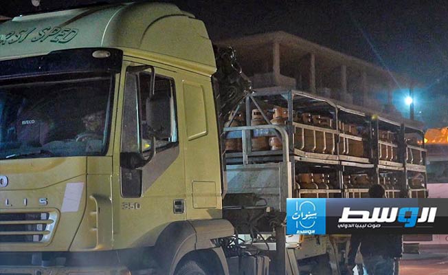 شاحنات تحمل أسطوانات غاز إلى مدينتي البيضاء وشحات. (حكومة حماد)