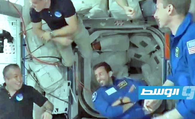 رائد الفضاء الإماراتي سلطان النيادي (منتصف) في محطة الفضاء الدولية (الإنترنت)